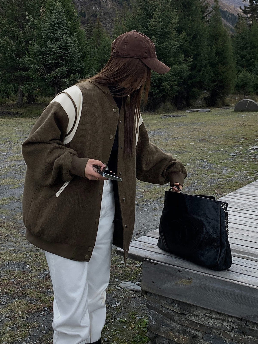 Molly | Lässige Varsity-Jacke im Retro-Stil mit gestreiften Ärmeldetails und gerippten Bündchen