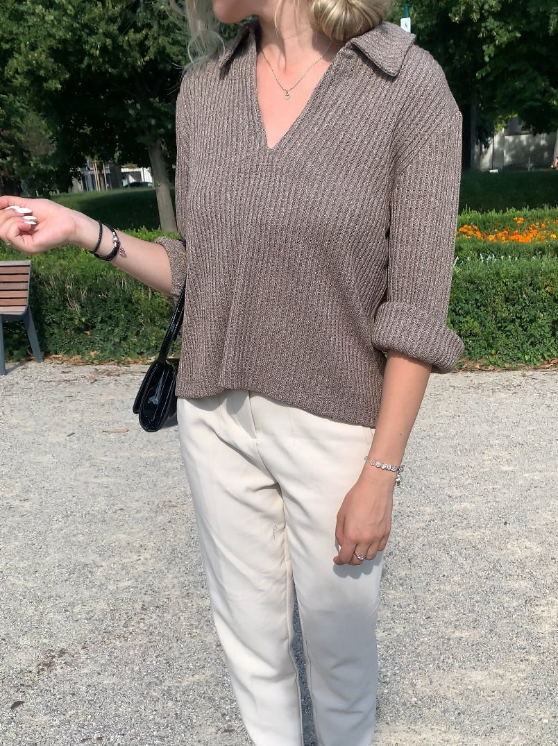 Gerippter Strickpullover mit Kragen