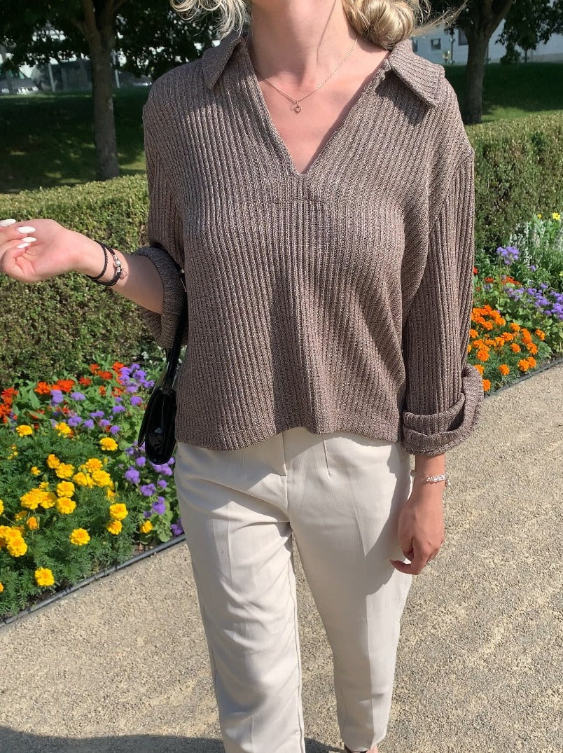 Gerippter Strickpullover mit Kragen